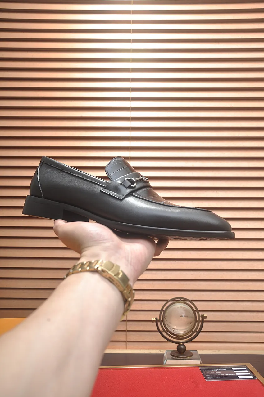 Men's men's shoes 💰540💶 [LV] (original single cowhide lining) 🍀LV's latest genuine leather business suit shoes are launched simultaneously on the official website. The first-layer cowhide imported from Italy is made of heavy gold, 💥official website 1:1 rubber outsole. Versatile to wear, high-end without losing class, and the color combination is extraordinary. This four-season style is alluring when worn on your feet, showing off your big-name flair. Standard code 38-45 (45 customized)